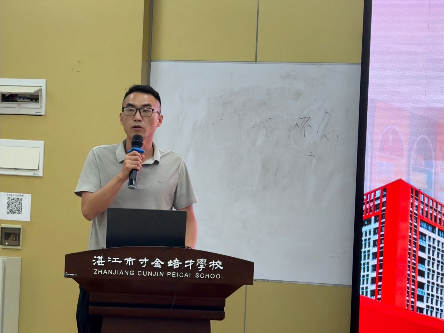 1779694007976759.jpg 11、韩坤鹏级长部署年级工作.jpg