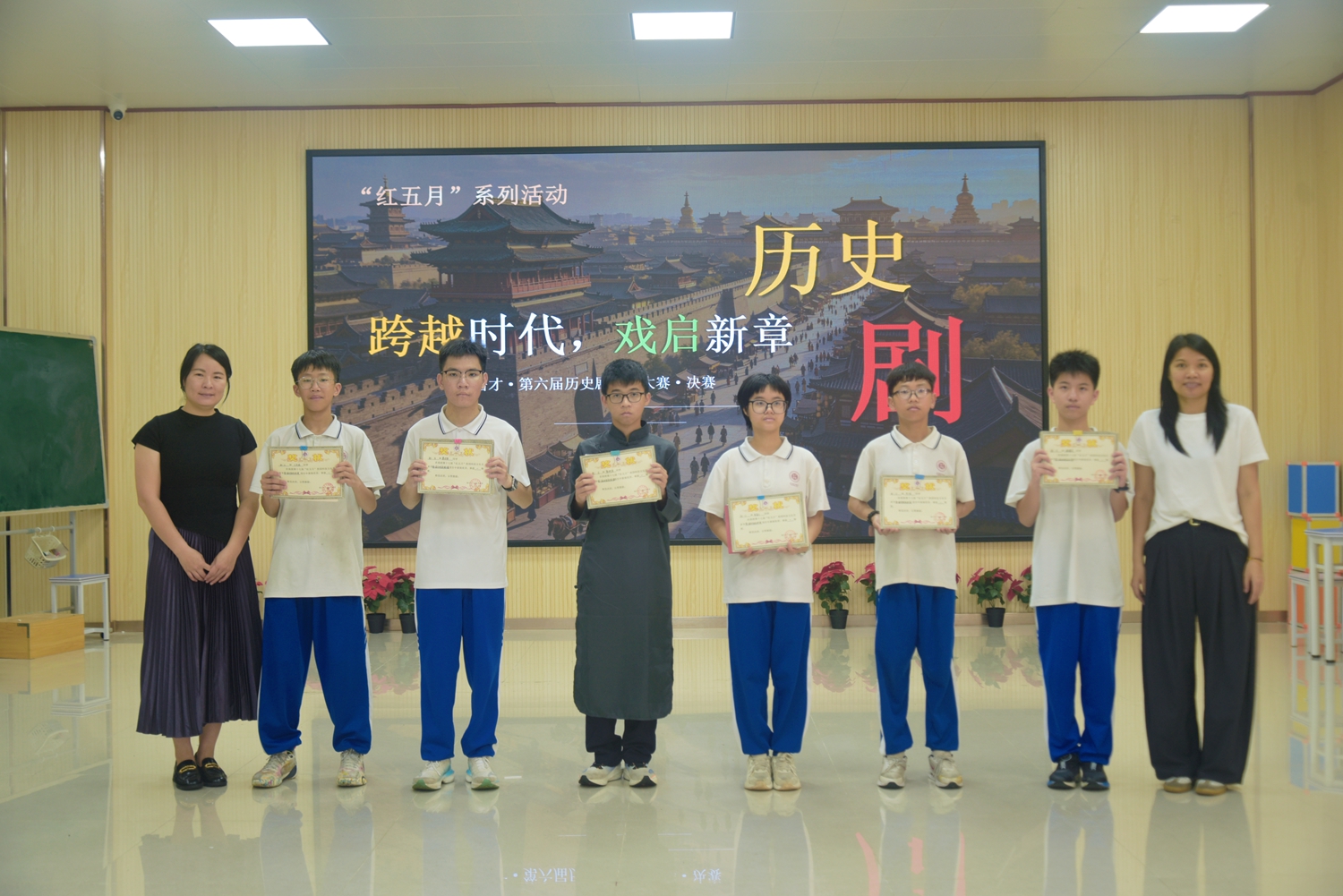 1779696037359980.jpg 一等奖颁奖.jpg