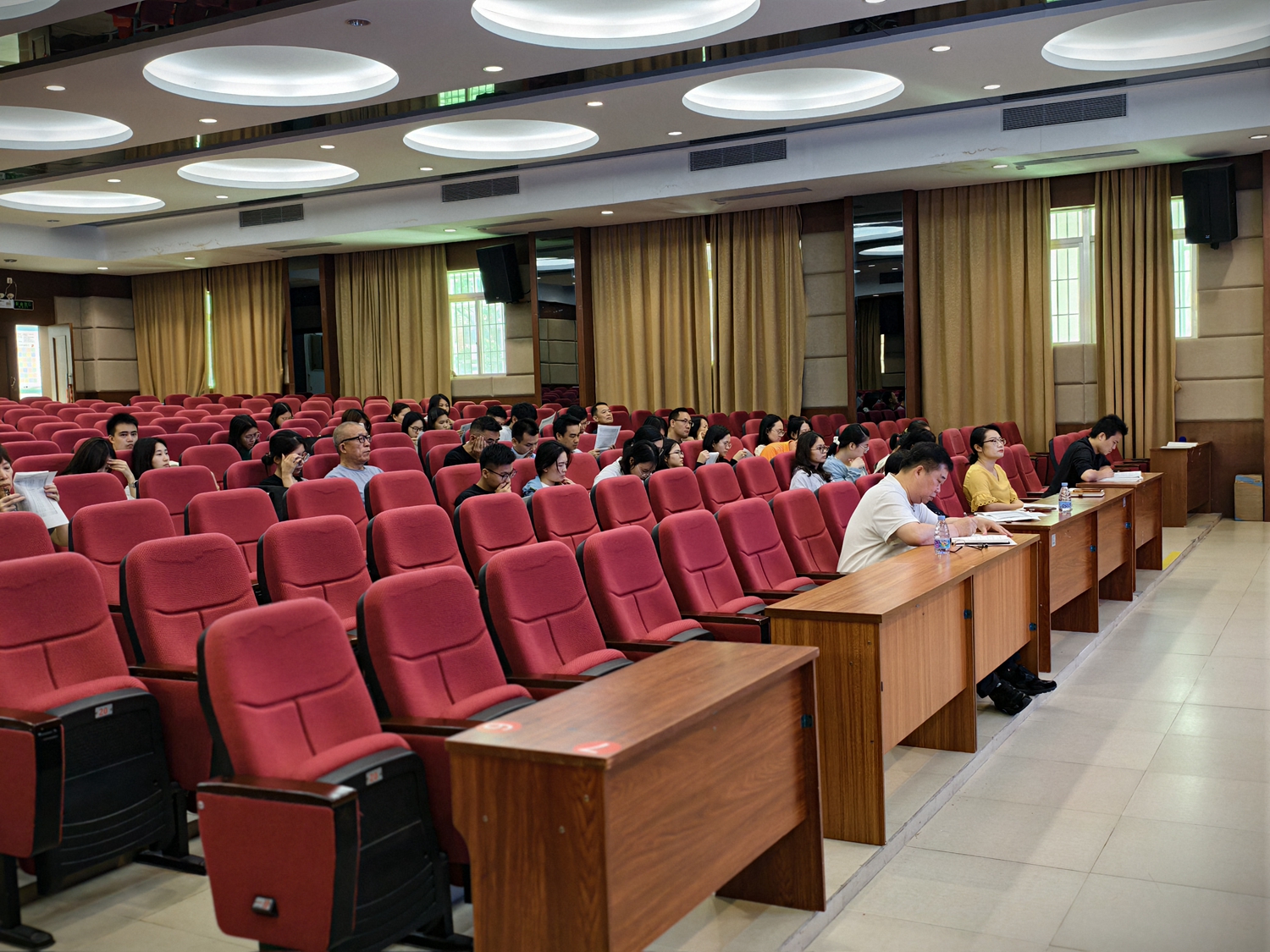 图4：高二年级全体教师出席会议.jpg
