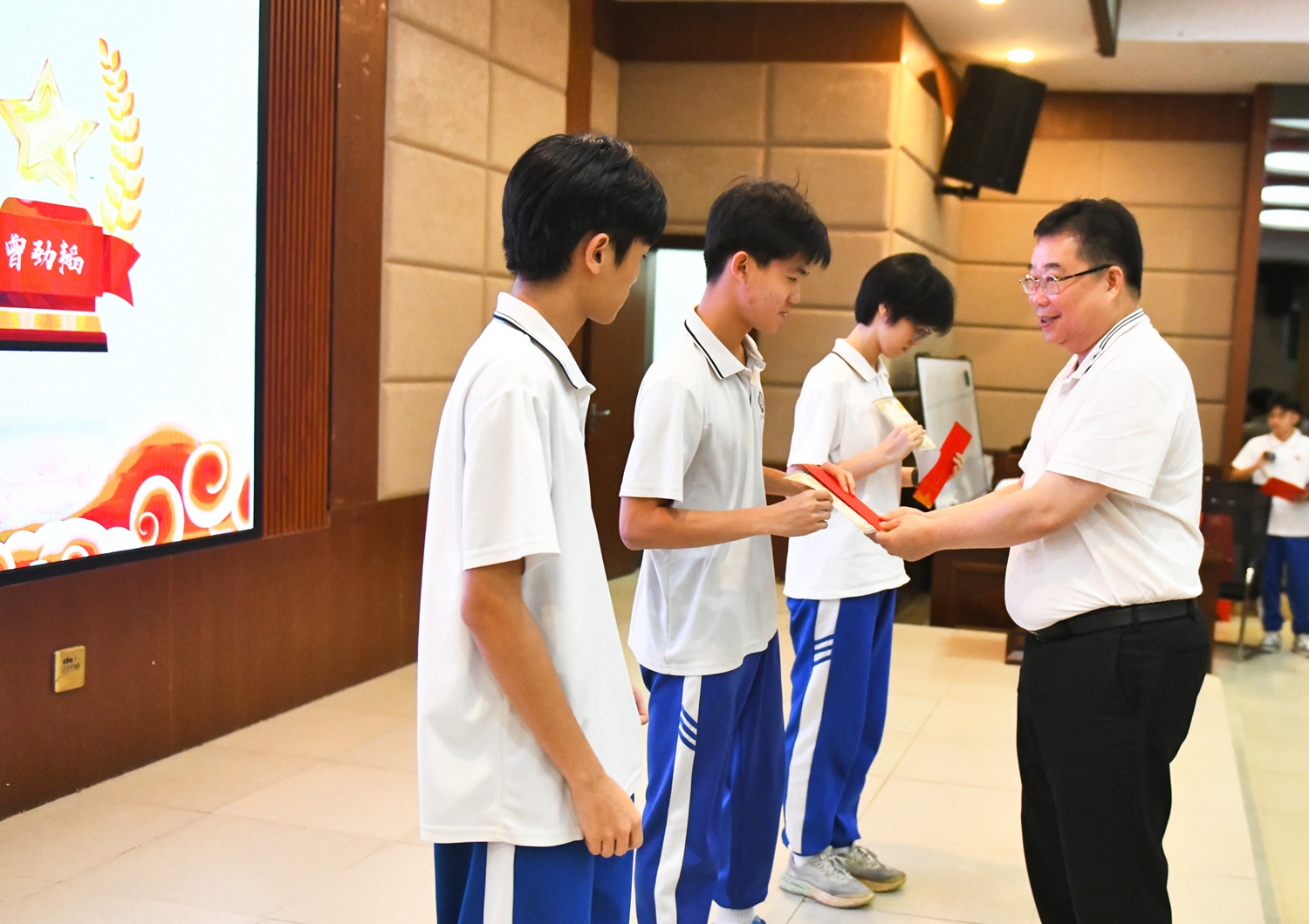 图13：杨耀明教育总顾问为获奖同学颁奖.jpg