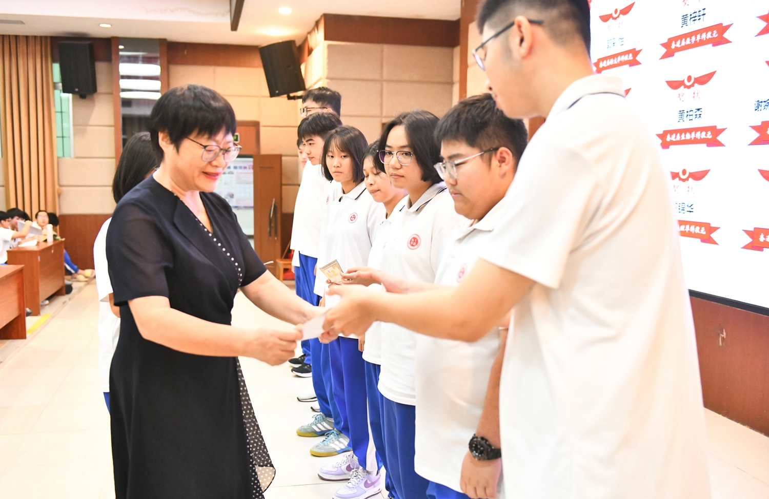 图14：彭丽娥副校长为获奖同学颁奖.jpg