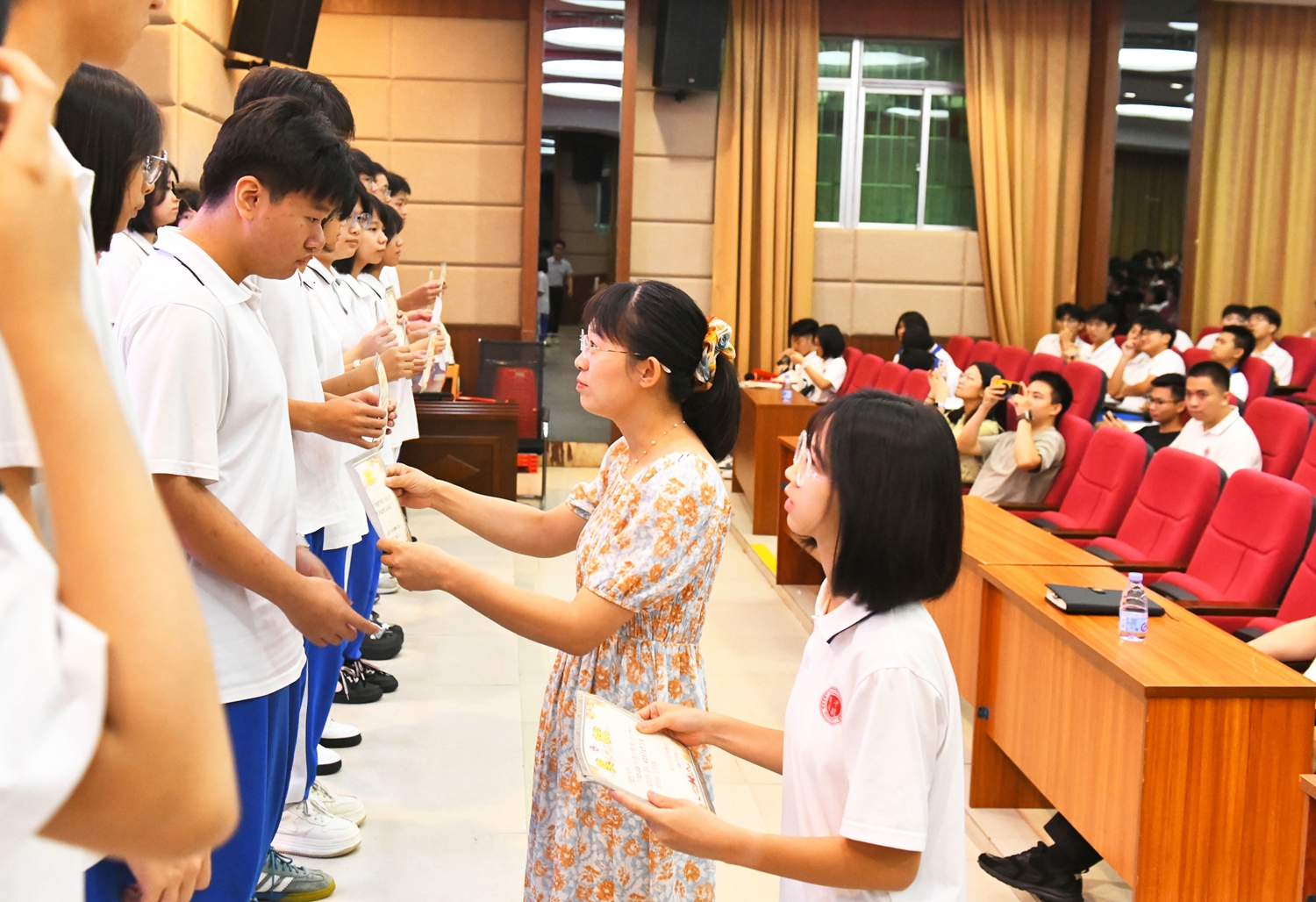 图16：高二年级叶玉洁副主任为获奖同学颁奖.jpg
