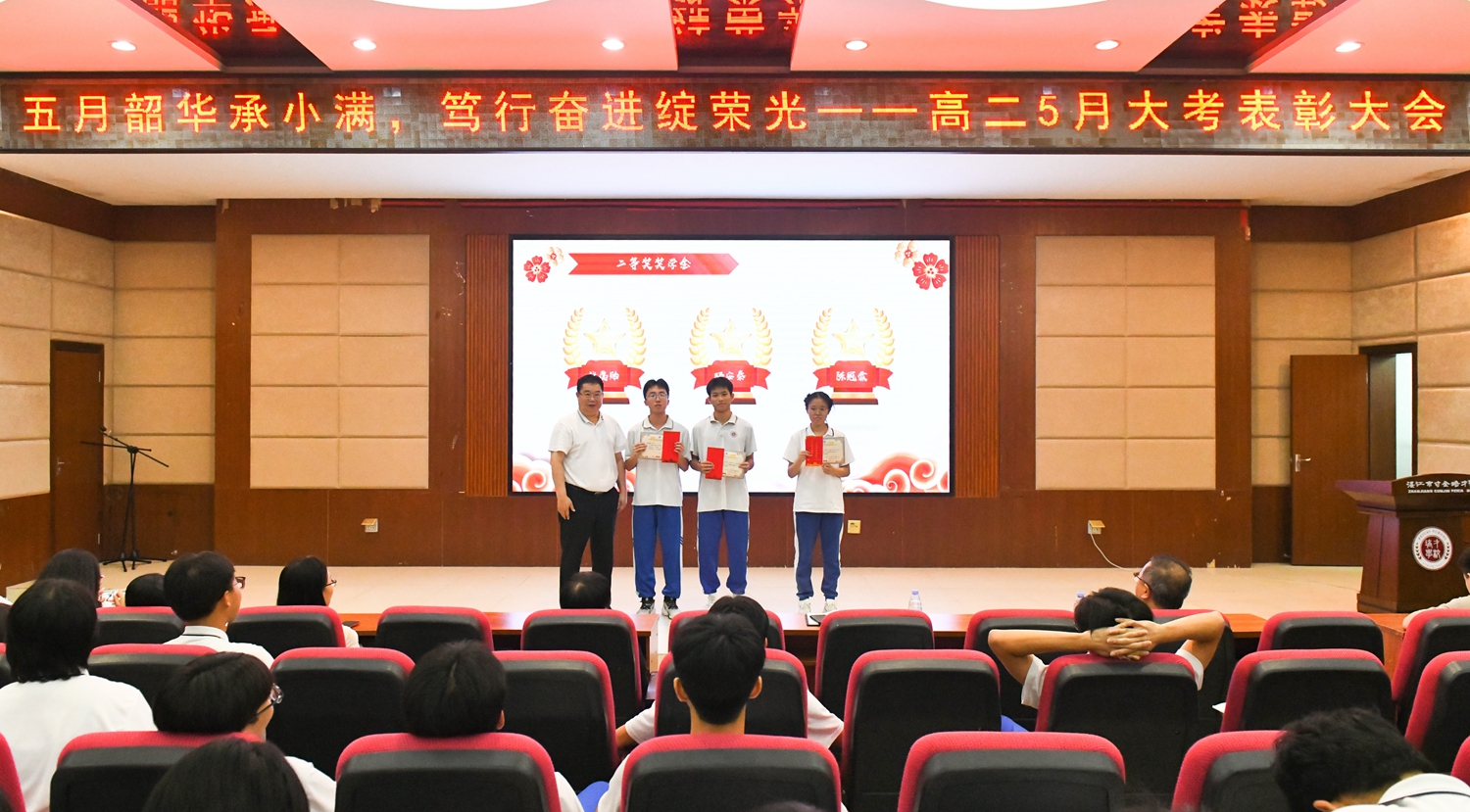 1779802710435197.jpg 图20:杨耀明教育总顾问和获奖同学合影留念4.jpg