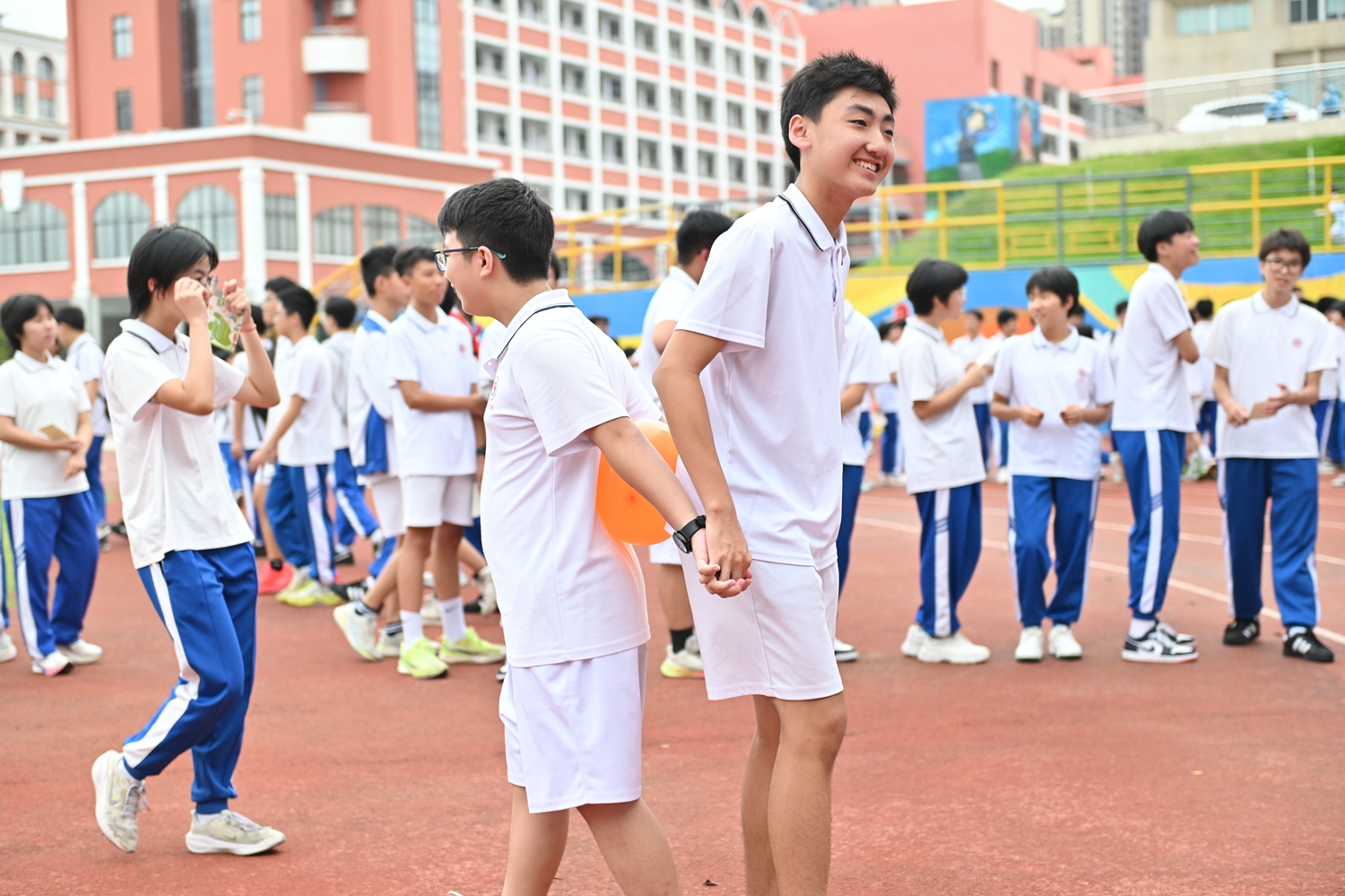 1780298990158215.jpg 默契同行,心手相牵.jpg