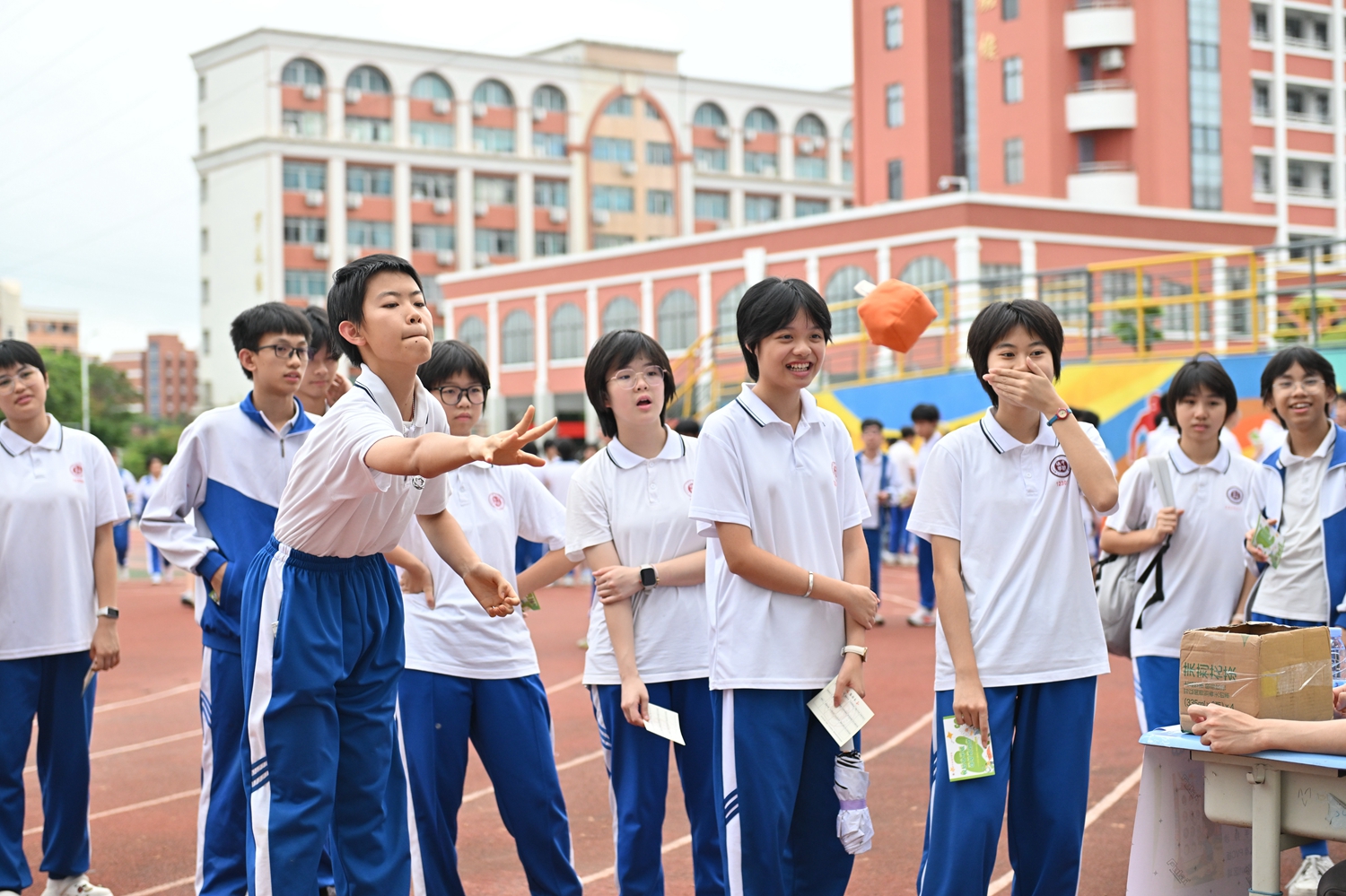 1780299357147016.jpg 沙包投趣,烦恼清零.jpg