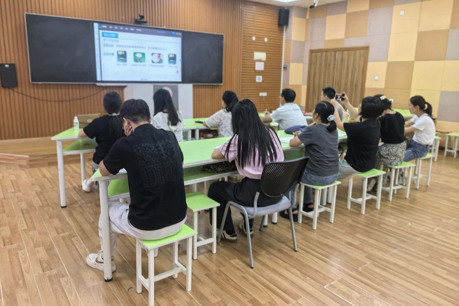 图3：教师凝神观课，细研问题导学.jpg
