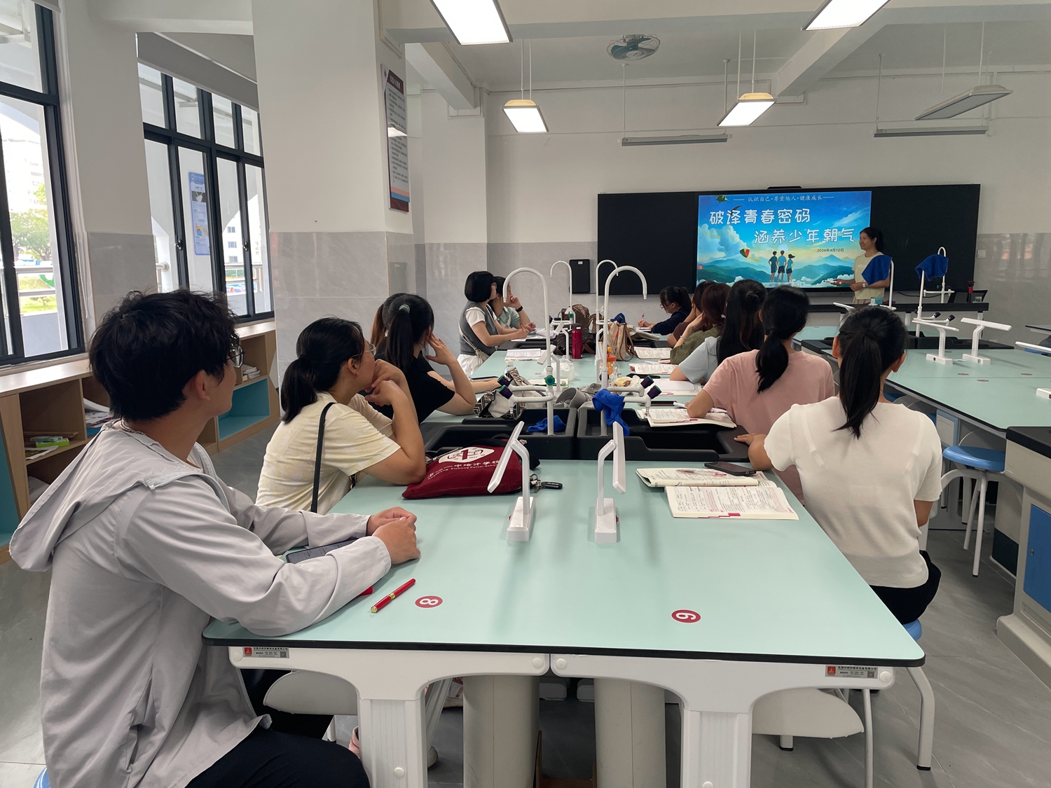 1781139885650739.jpg 图2:生物科组精心打磨课件.jpg