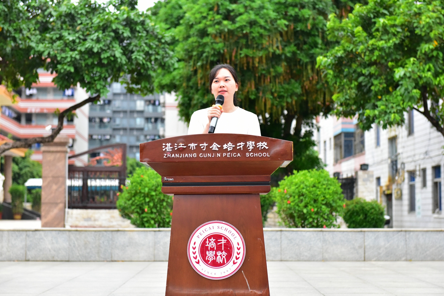 1781494823861872.jpg 图7生物教师作备考指导.JPG