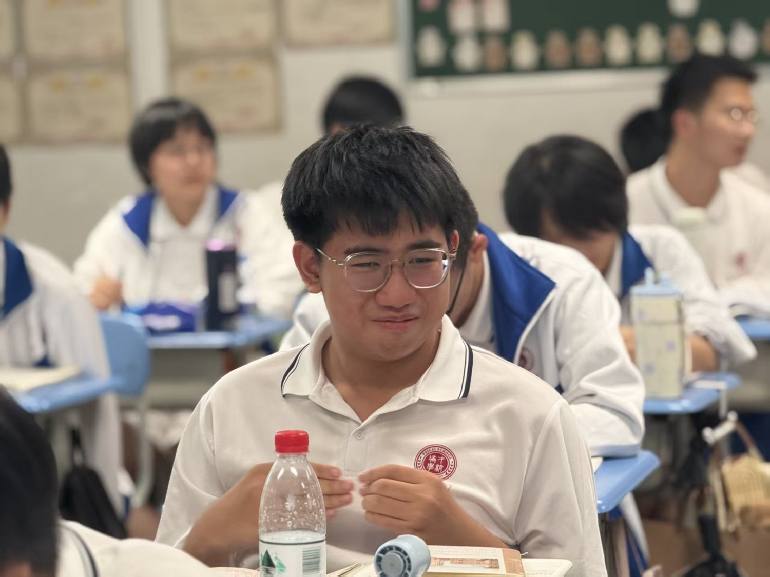 1782272842297374.jpg 初三学子感动落泪.jpg