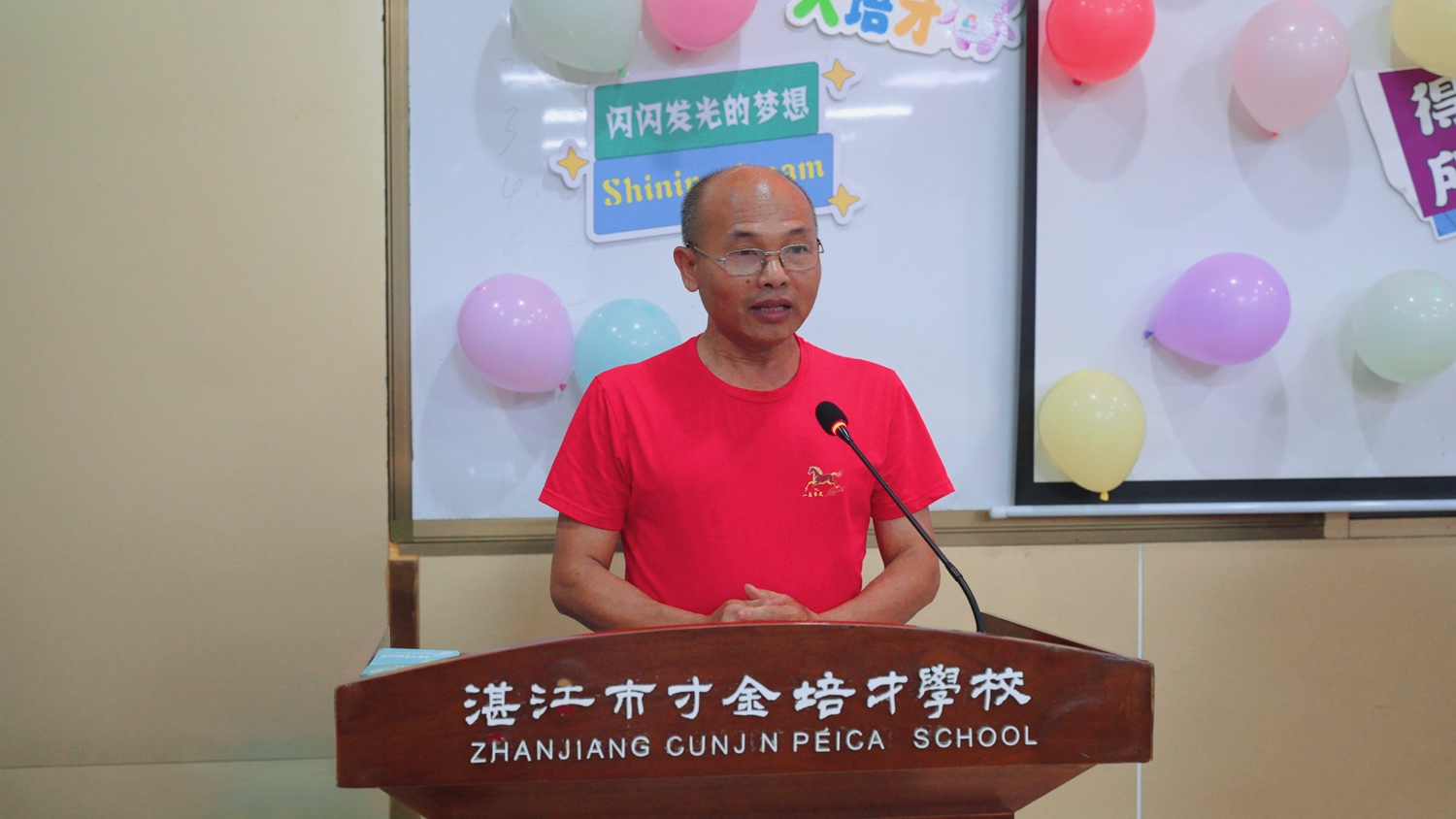 1782272873547684.jpg 梁张军副校长送出中考寄语.jpg