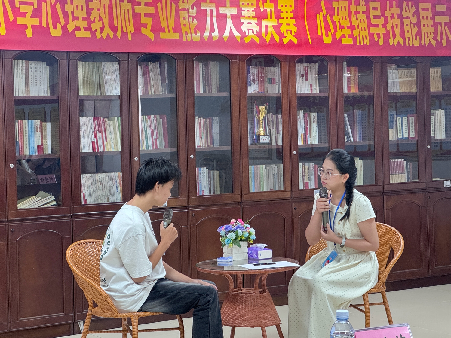 图片二：吴启燕老师在进行现场心理辅导技能展示.jpg