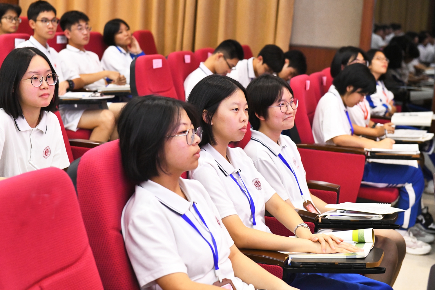 图15：在场班委认真观摩学习优秀管理经验.jpg