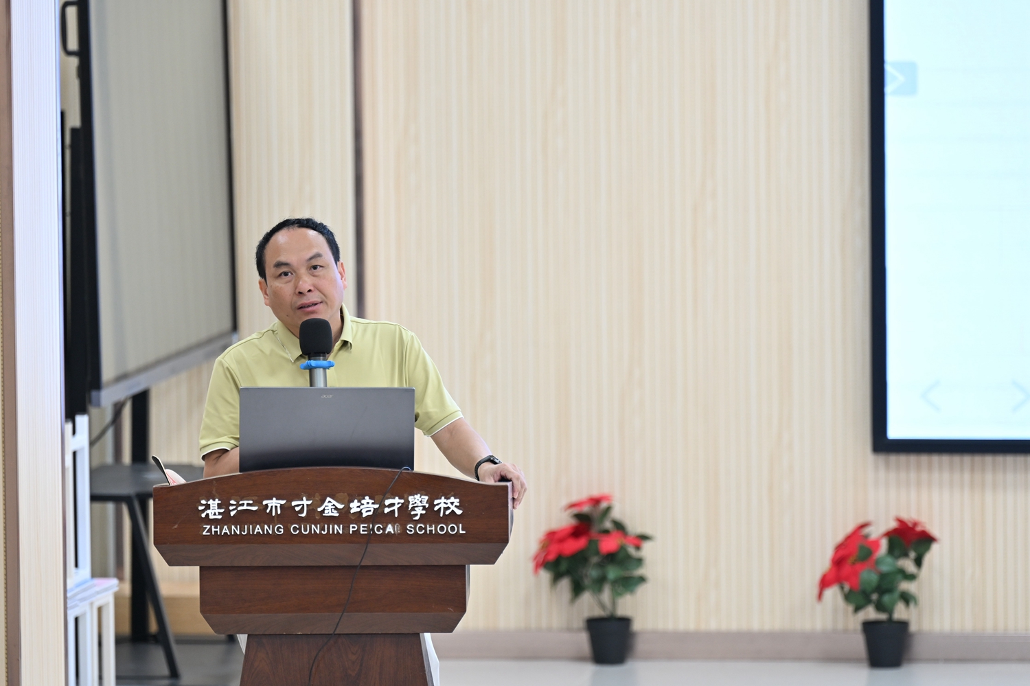 1783918847502116.jpg 15 洪小湖常务副校长点评.JPG