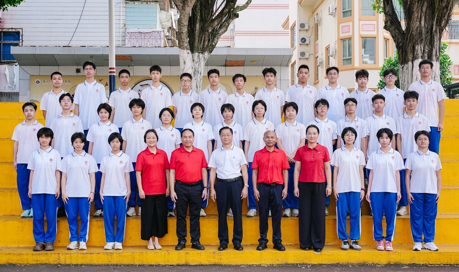 1784810919947348.jpg 2 740分及以上同学(部分)与校领导合影.jpg