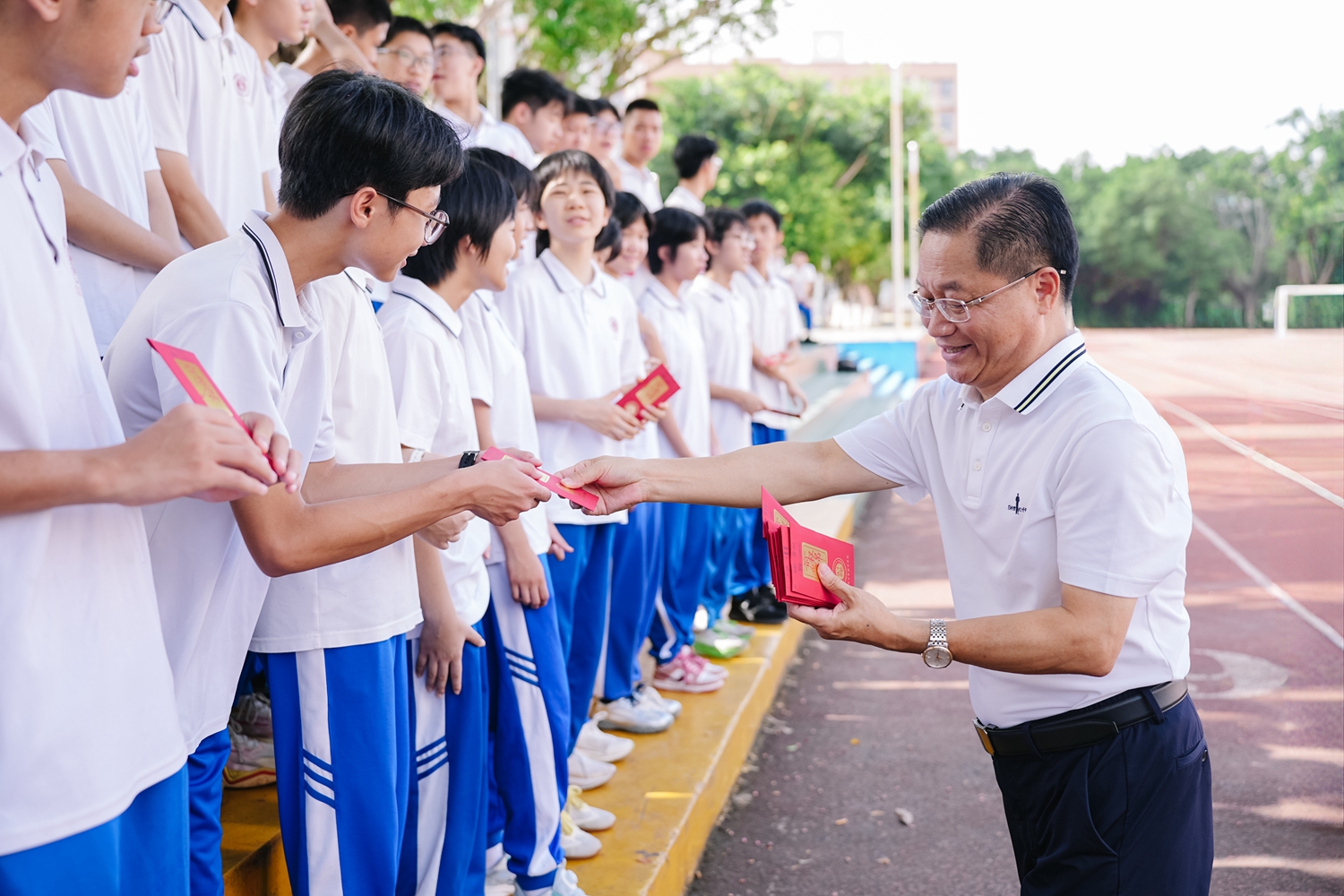 1784810931804140.jpg 3 郑建忠总校长为卓越学生颁奖.jpg