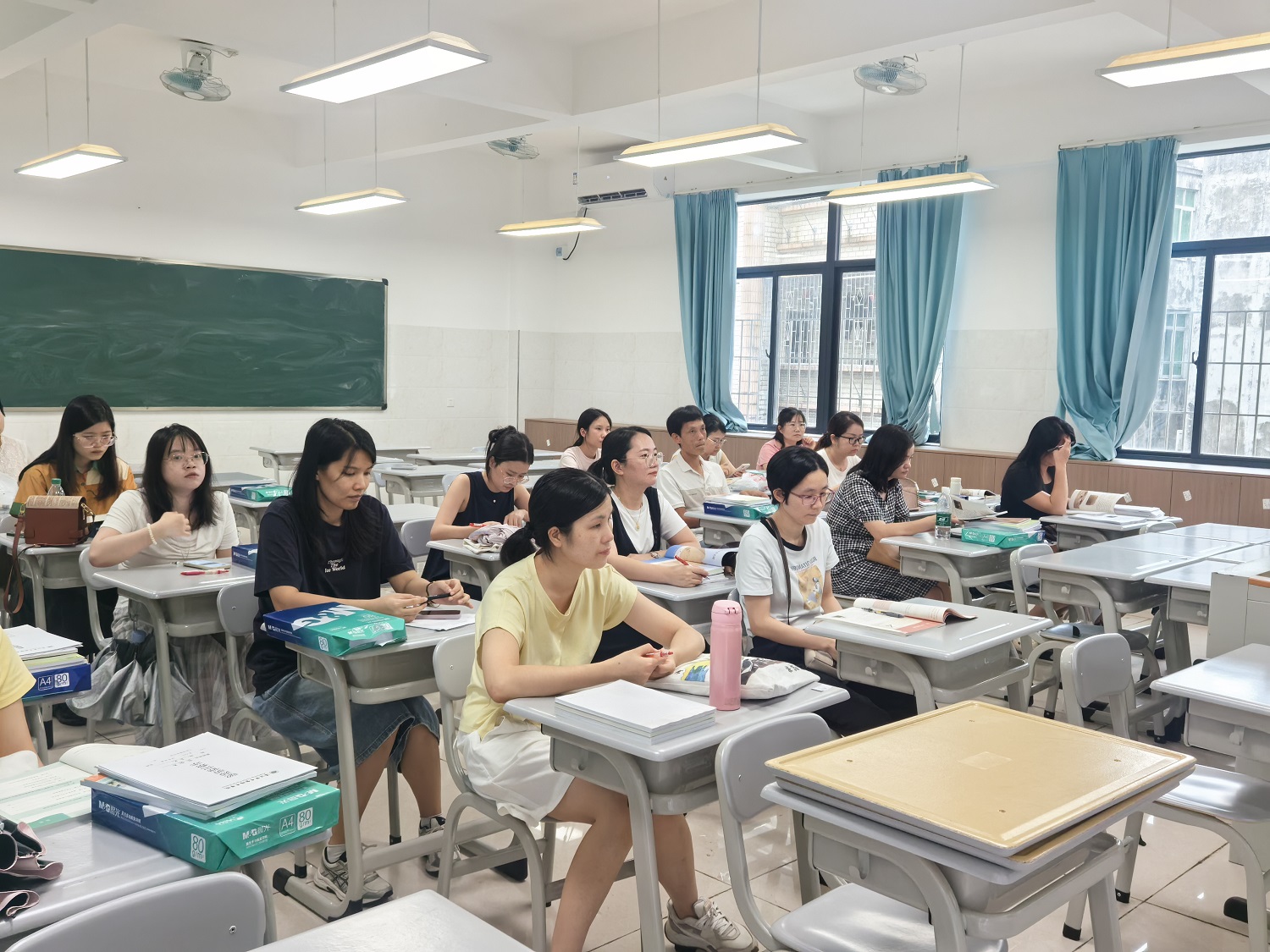 1788139658241538.jpg 老师们认真聆听.jpg