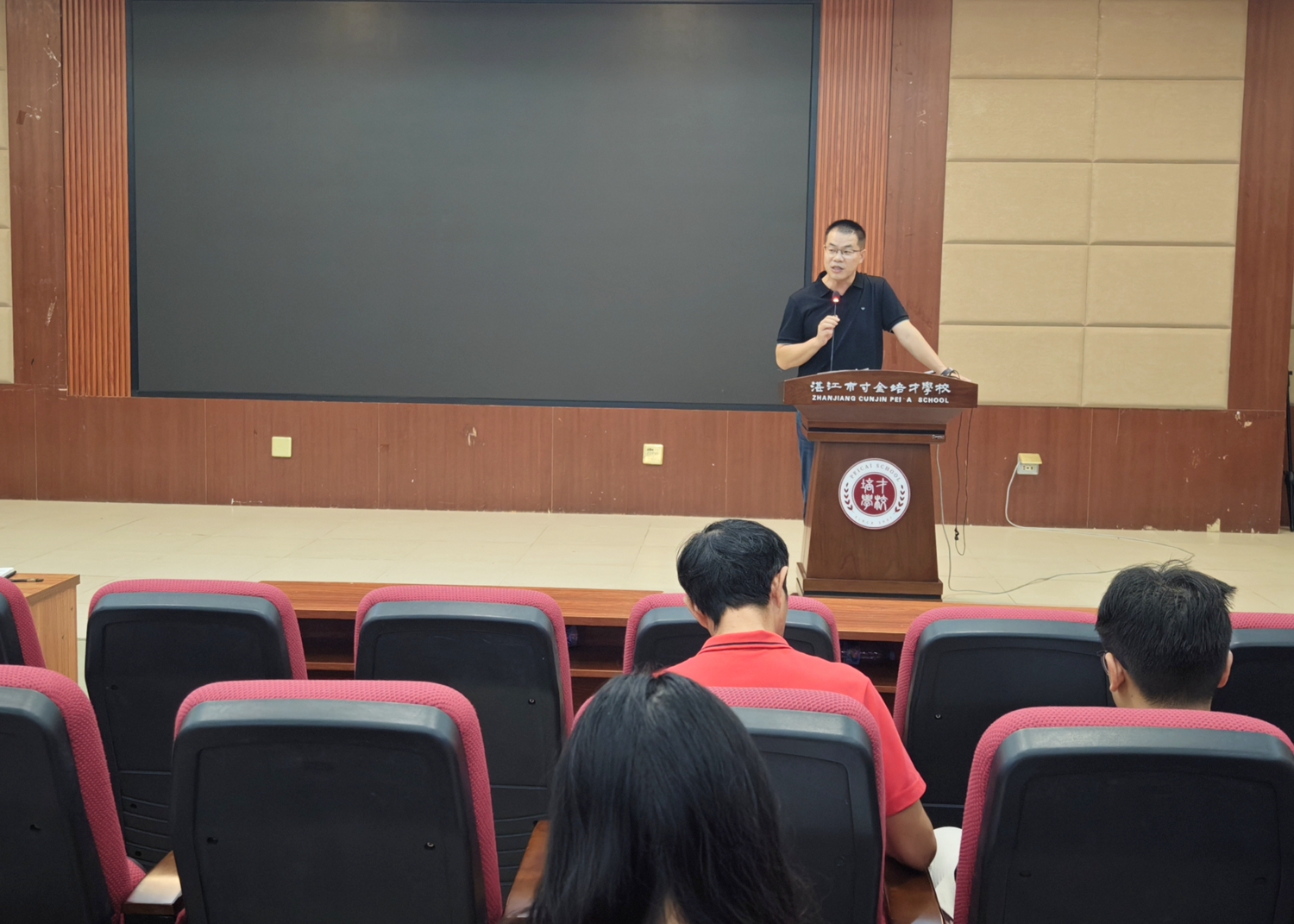 5.教导处梁斌主任安排新学期教学教研工作.jpg