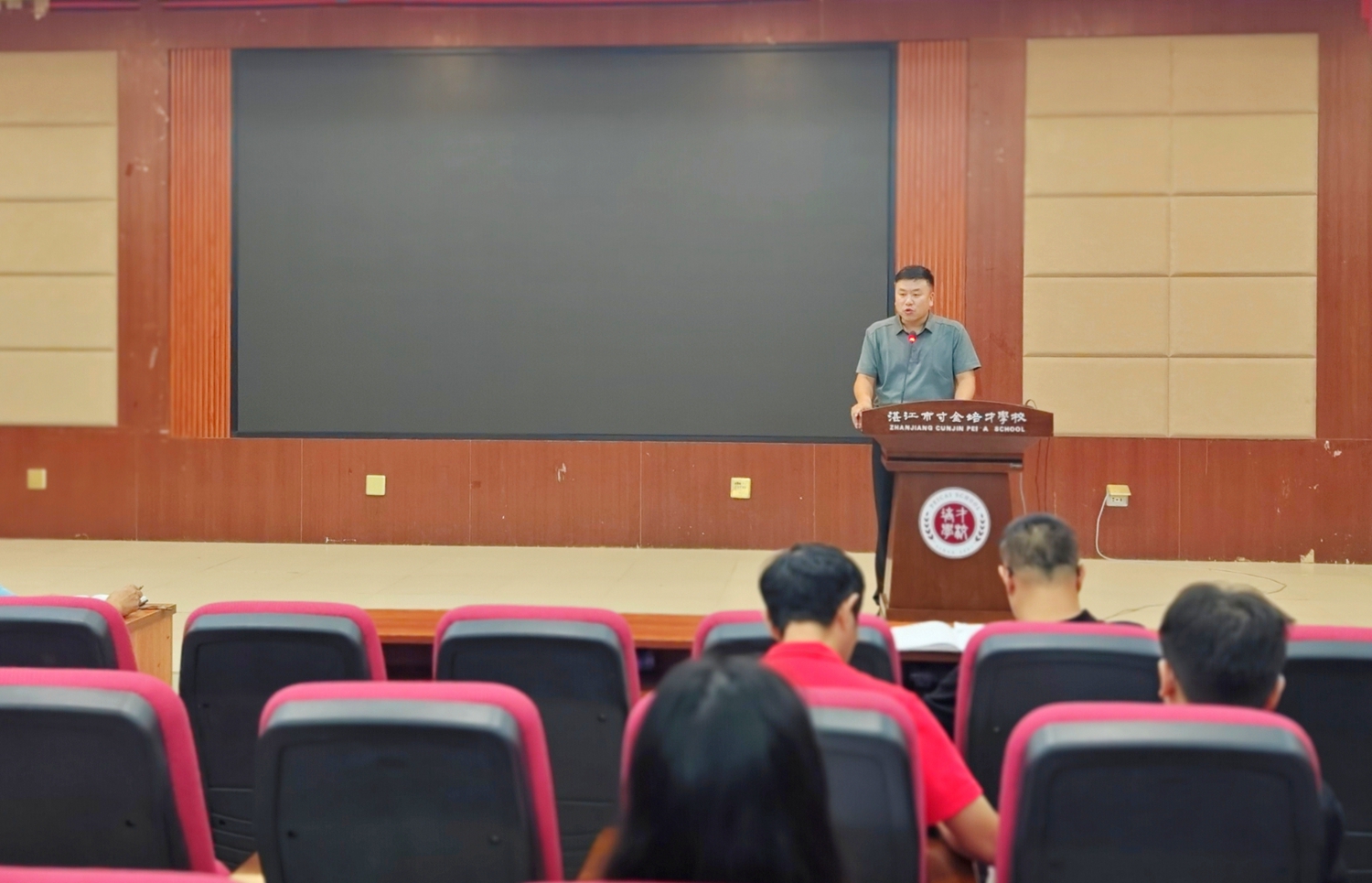 6.教导处李立民副主任交代工作细节.jpg