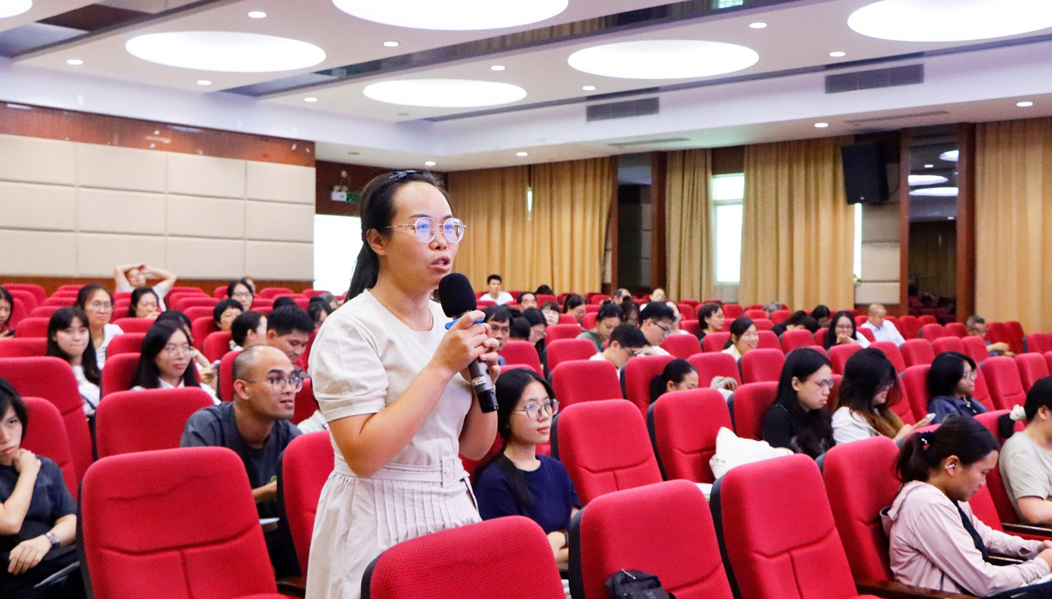 11.我校教师与肖主任交流疑惑.jpg