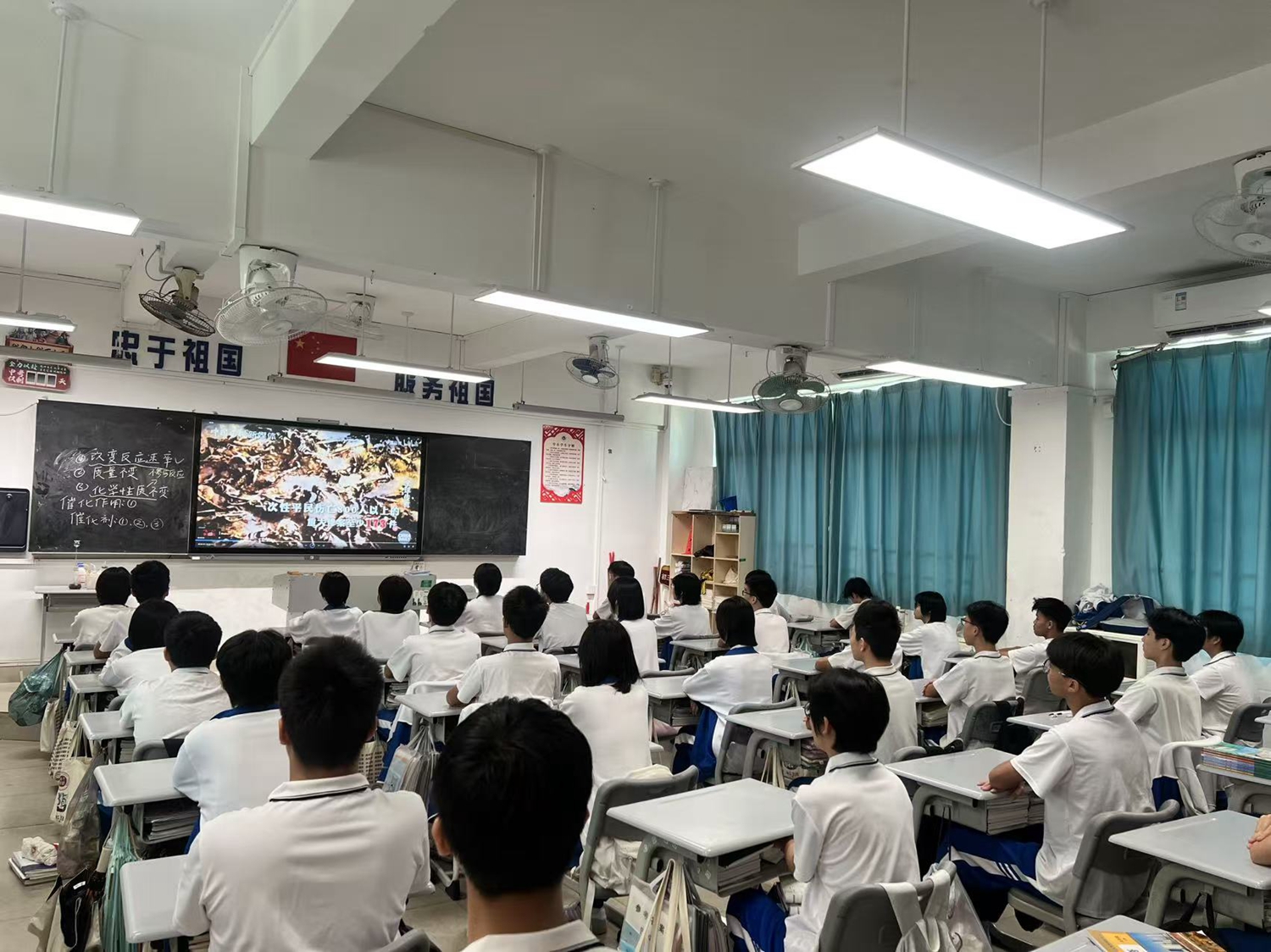 1789713991294734.jpg 2学生认真观看史料短片.jpg