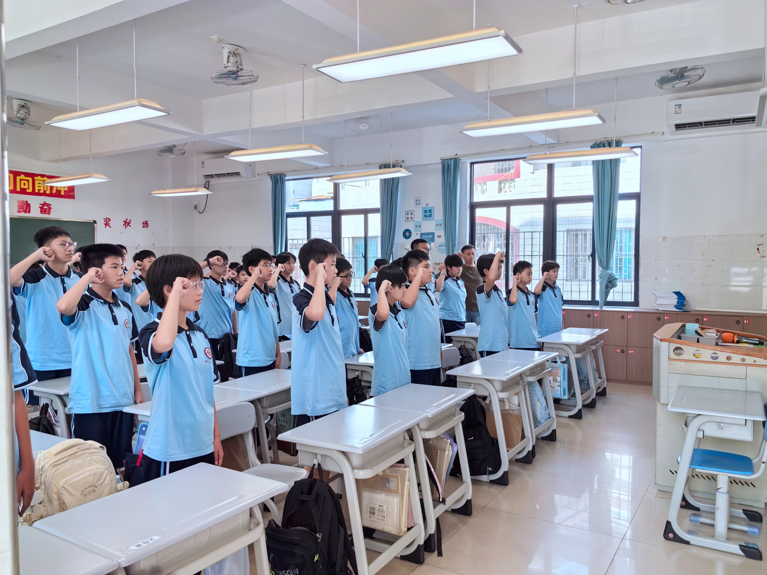 1789714020134304.jpg 5①学生举起右手宣誓.jpg