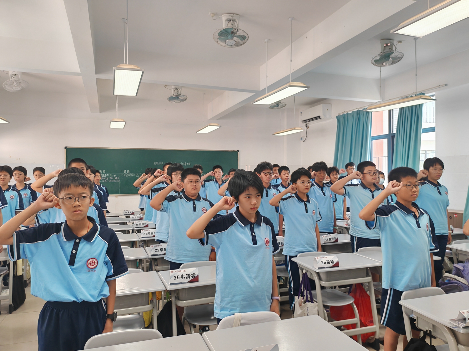1789714039613481.jpg 5②学生举起右手宣誓.jpg