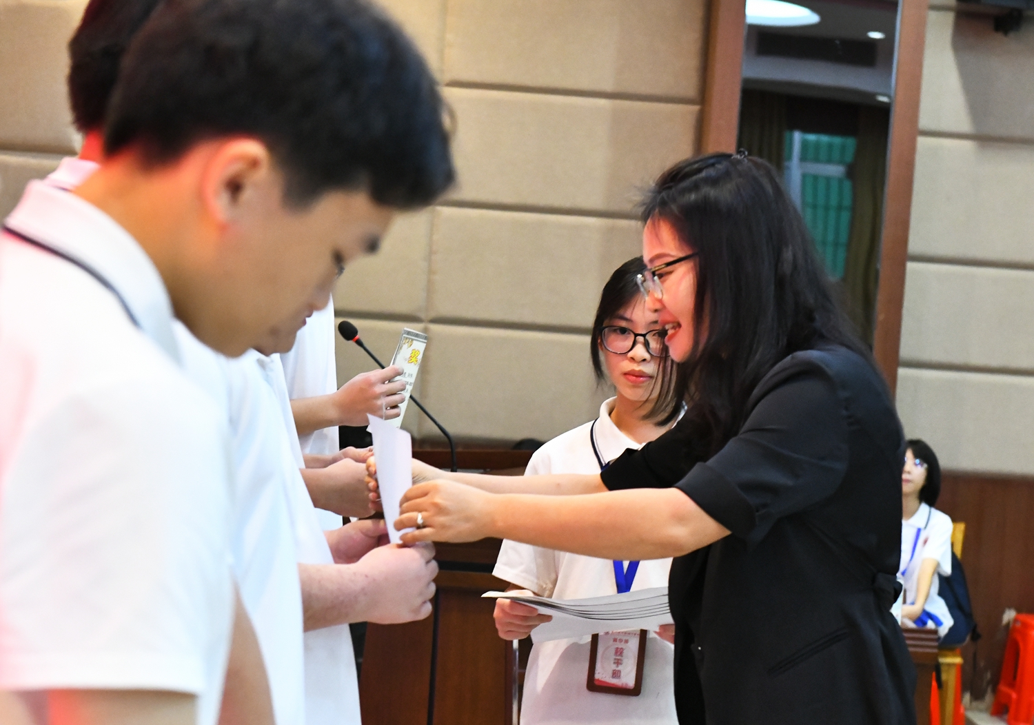 图2 王丹副校长为获奖同学颁奖.JPG