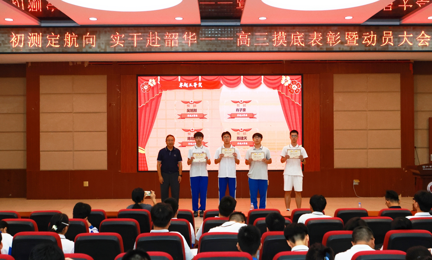 图13 包明副校长为获得卓越三等奖同学颁奖.JPG