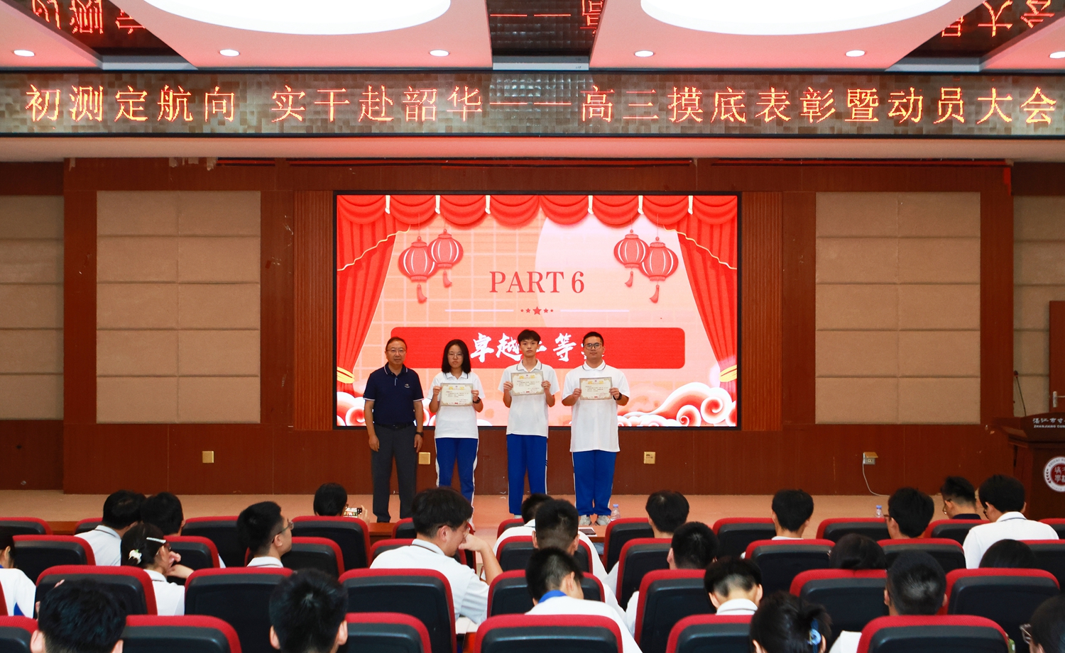 1789735918714466.jpg 图14 包明副校长为获得卓越二等奖同学颁奖.JPG