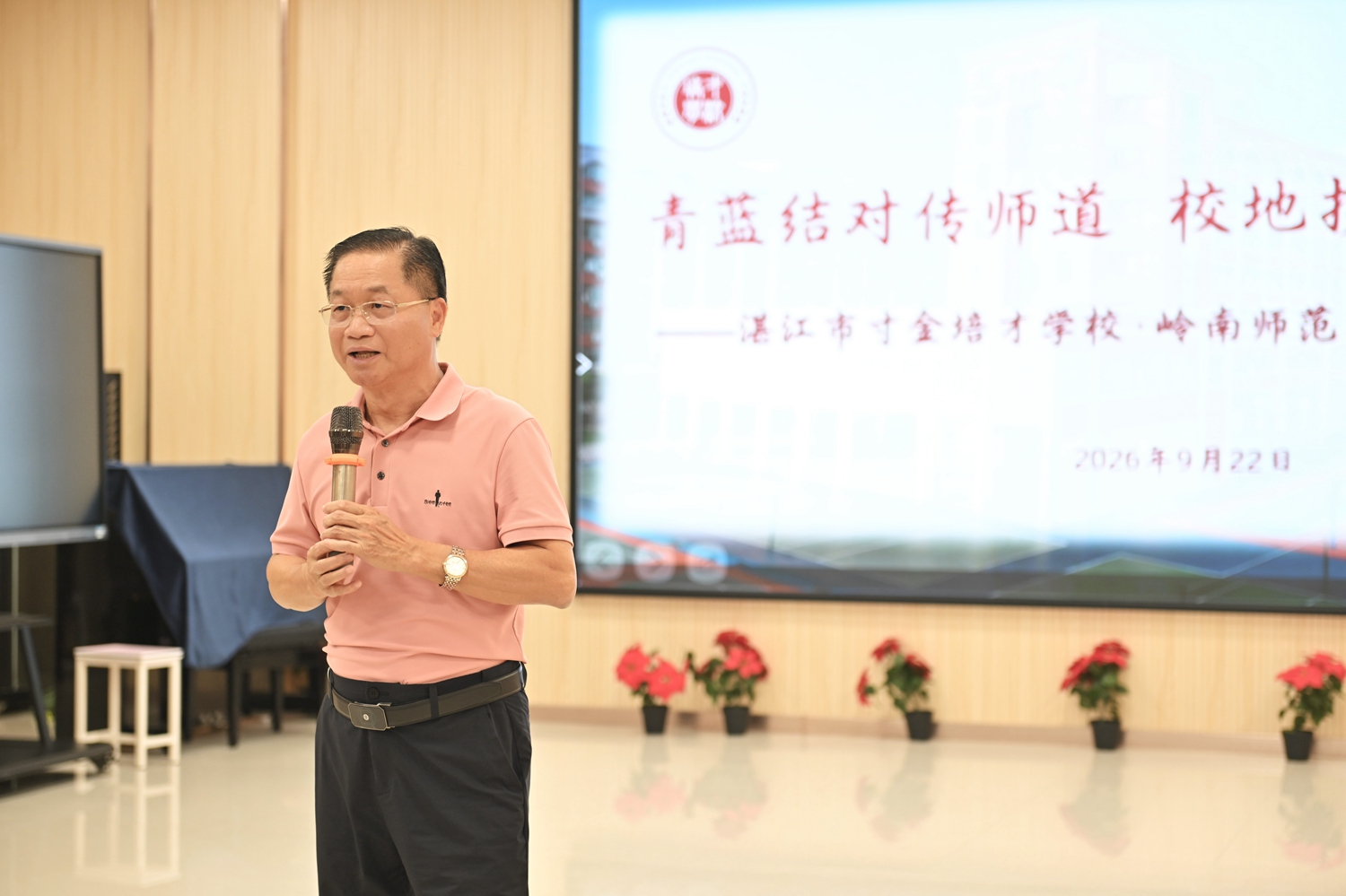 1790213601634906.jpg 图2郑建忠总校长作实习工作指导.JPG