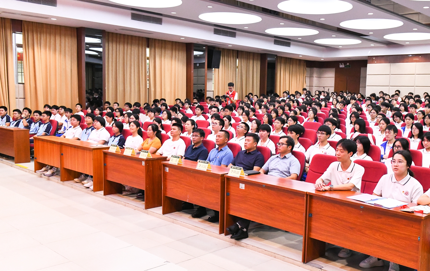 图2：大会现场庄严肃穆.JPG