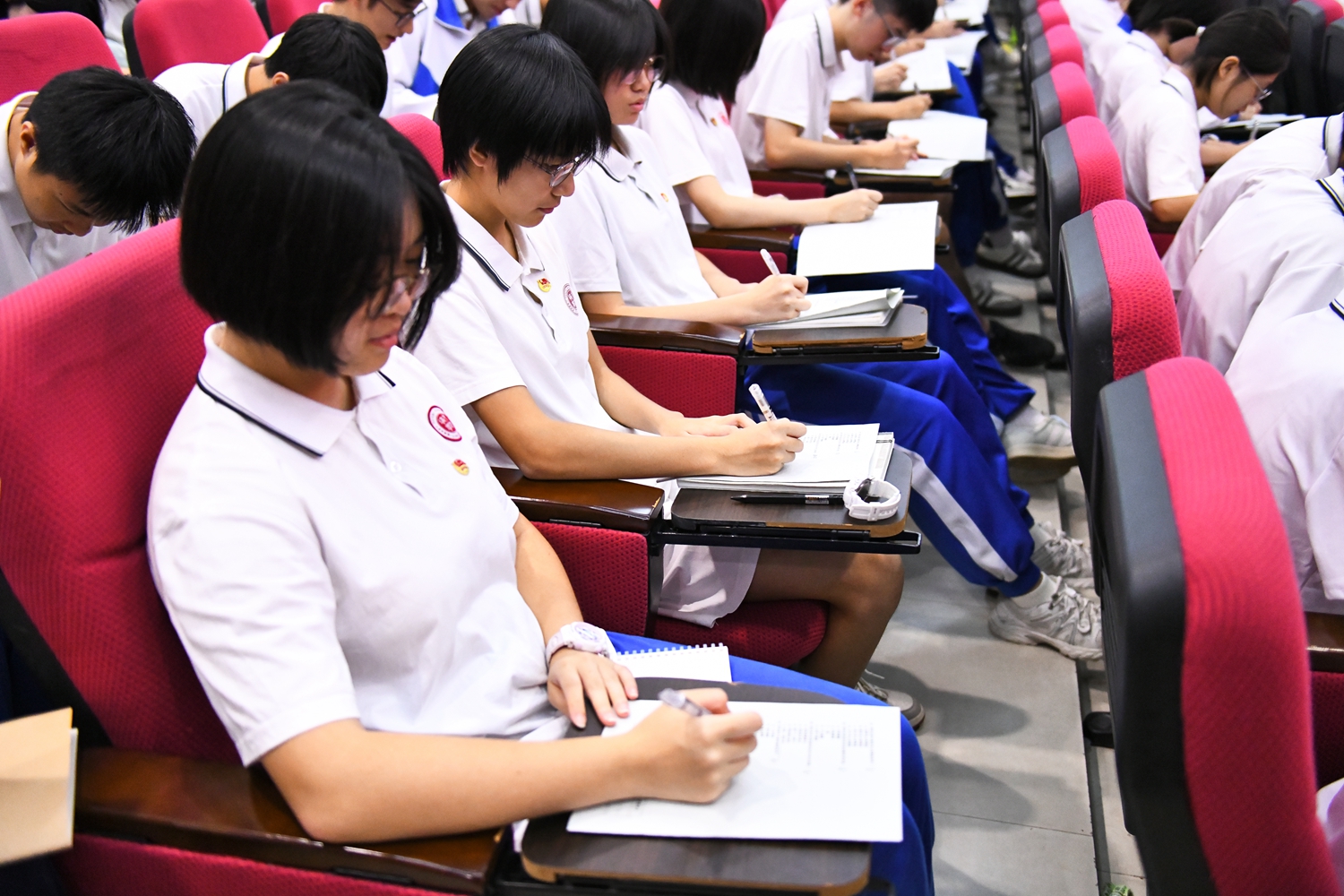 图5：认真填写教育评议调查问卷.JPG