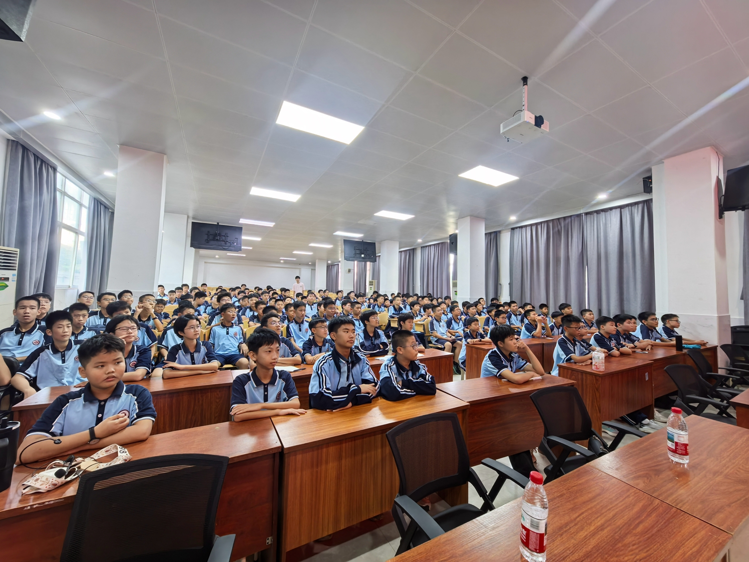 1791944068845351.jpg 3 同学们认真聆听航空航海车辆模型竞赛知识宣讲会.jpg