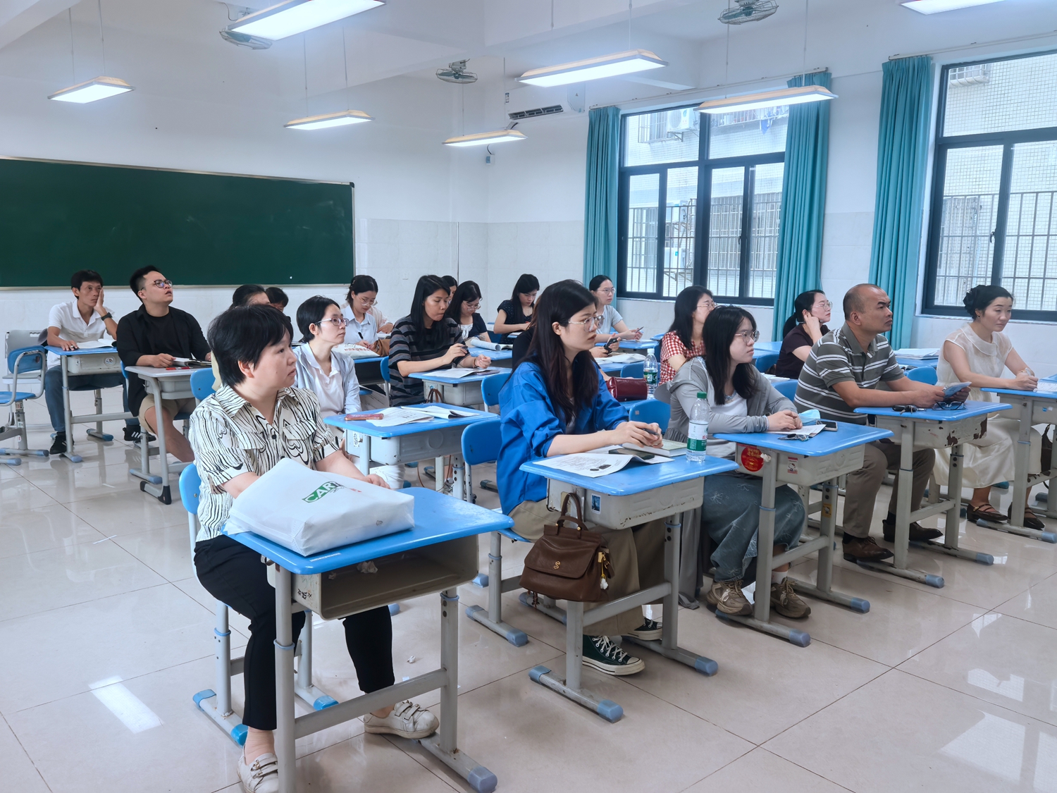 1792742219868969.jpg 老师们认真聆听.jpg
