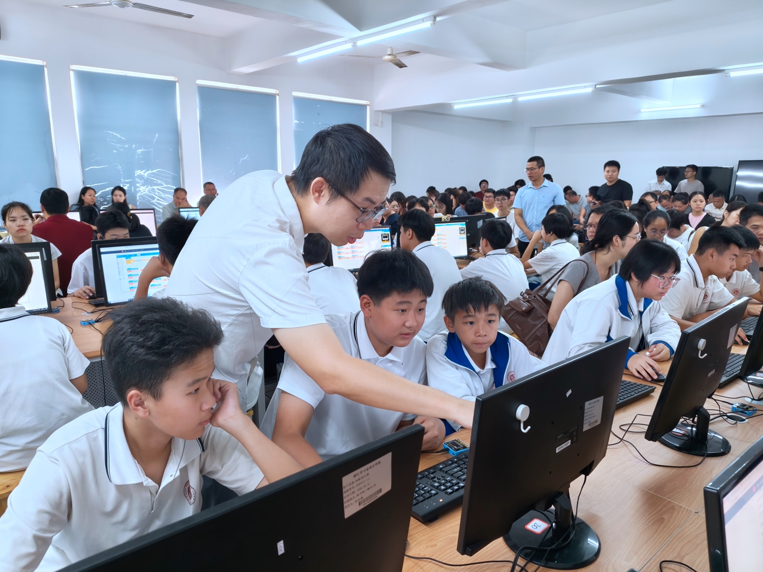 1793006306806133.jpg 04余俊辉老师上观摩课.jpg